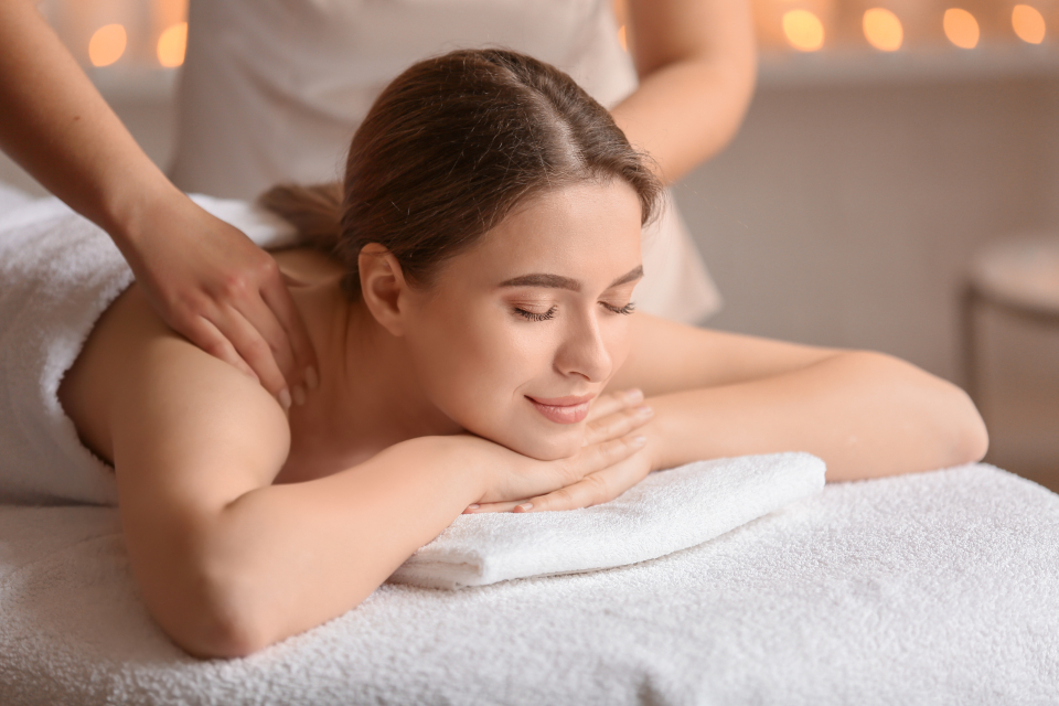 Wohltuende Massage im warmen Kerzenlicht
