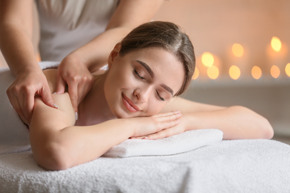 Entspannende Rückenmassage im warmen Kerzenlicht