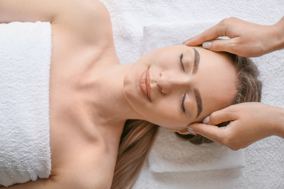 Wohltuende Massage im warmen Kerzenlicht